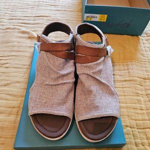 Blowfish Malibu 10 Box NOT included due to size.